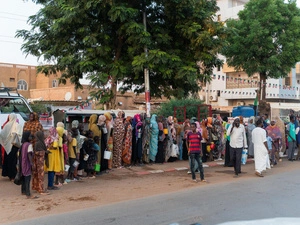 Familias desplazadas recientemente de El Fasher hacen fila en un reparto de alimentos, junto a residentes de larga duración, en Omdurman, la segunda mayor ciudad de Sudán.